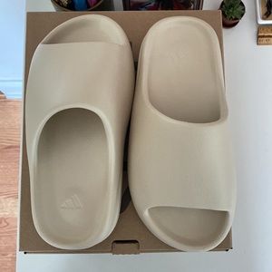 ✨NEW✨ YEEZY SLIDES - BONE 🦴